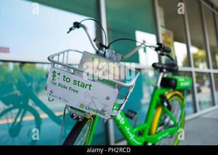 Close-up di dockless bicicletta elettrica dalla condivisione dell'economia calce di avvio, di marca come la calce E-Bike, in sosta in un centro commerciale per lo shopping nella Silicon Valley, Mountain View, California, 28 luglio 2018. () Foto Stock