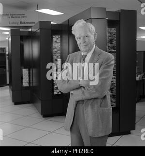 Fotografia in bianco e nero di Harvey Lomax standing, in vista in tre quarti, a fronte di un cm-5 (Collegamento macchina-5) un massively parallel supercomputer situato nel NAS Facility N-258, fotografato in onore dei 50 anni di servizio nella Silicon Valley, Mountain View, California, 25 maggio 1994. La cortesia Internet Archive/NASA Ames. () Foto Stock