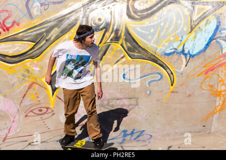 Giovane uomo lo skateboard in riva al fiume Fiume cantiere Skateboard Bowl, grande caduta, Montana, USA Foto Stock