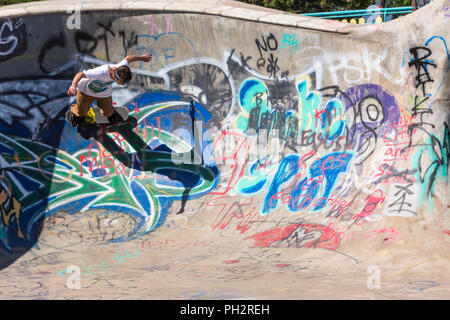 Giovane uomo lo skateboard in riva al fiume Fiume cantiere Skateboard Bowl, grande caduta, Montana, USA Foto Stock