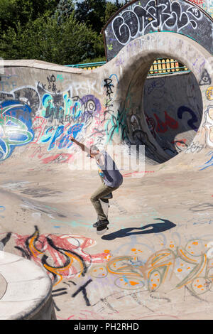 Giovane uomo lo skateboard in riva al fiume Fiume cantiere Skateboard Bowl, grande caduta, Montana, USA Foto Stock