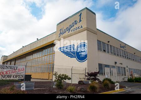 Facciata con il logo presso la sede centrale di artigiano American vodka distillery Hangar 1 sull isola di Alameda, Alameda, California, 13 agosto 2018. () Foto Stock