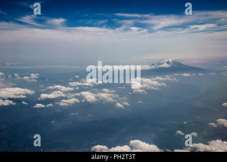 Mt Fuji visto dall'aria su prefettura di Yamanashi, Giappone il 29 maggio 2017. Giappone iconici mt. e i suoi dintorni, che attrae quasi 50 milioni di vis Foto Stock