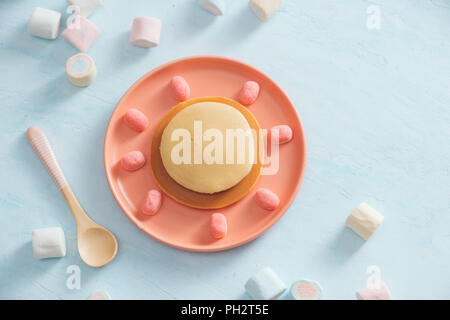 Colazione per bambini o dessert - pancake con caramelle marshmallow. Foto Stock