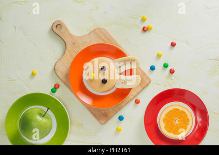 Funny bunny pancake con frutta per Pasqua colazione per bambini Foto Stock