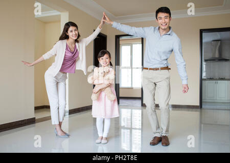 Felice famiglia giovane nella loro nuova casa Foto Stock