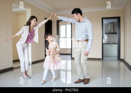 Felice famiglia giovane nella loro nuova casa Foto Stock