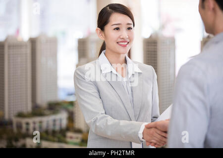 Fiducioso agente immobiliare stringono le mani con il cliente Foto Stock