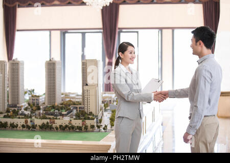Fiducioso agente immobiliare stringono le mani con il cliente Foto Stock