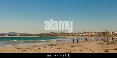 Cape Town, Sud Africa - la spiaggia di Melkbosstrand un sobborgo costiero della città immagine con spazio copia in formato orizzontale Foto Stock