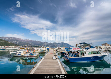 Budva, Montenegro - Aprile 2018 : legno molo di sbarco e yacht e barche nel porto Foto Stock