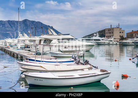 Budva, Montenegro - Aprile 2018 : yacht e barche ormeggiate nel porto nella città di Budva Foto Stock