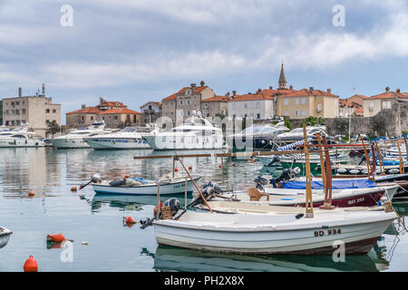 Budva, Montenegro - Aprile 2018 : yacht e barche ormeggiate nel porto nella città di Budva Foto Stock