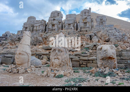 Nemrut Dagi, Anatolia, Turchia top il dio Apollo e antiche statue in pietra della dea Tyche di Commagene rovine Foto Stock