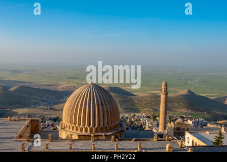 Minareto della Grande Moschea noto anche come Ulu Cami con la pianura mesopotamica in background, Mardin, Turchia. Foto Stock