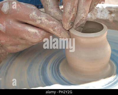 Di Vitebsk. Repubblica di Bielorussia-12.07.2018:al festival di maestri di arti 'Slayansky Bazaar a Vitebsk'.Potter fa un recipiente da argilla umida.Per edito Foto Stock