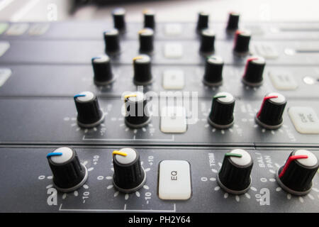 Stazione Radio Scrivania di miscelazione controlla e compone Foto Stock