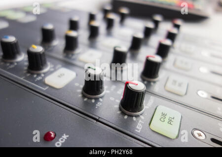 Stazione Radio Scrivania di miscelazione controlla e compone Foto Stock