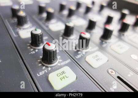 Stazione Radio Scrivania di miscelazione controlla e compone Foto Stock