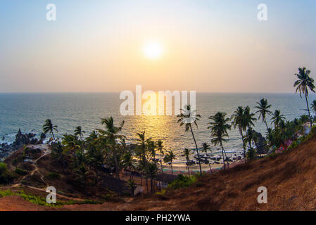 Sole che splende attraverso gli alberi di palme, vacanze romantiche Foto Stock