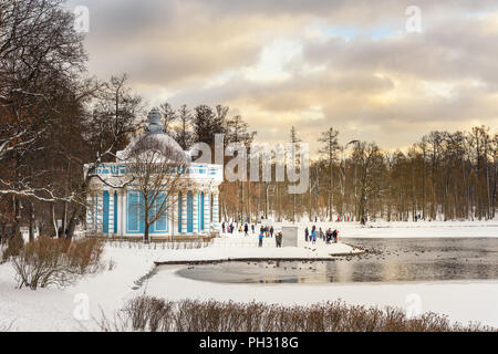 Congelati big pond e Grotta di Catherine park a Tsarskoe Selo in inverno. Pushkin town. San Pietroburgo. La Russia Foto Stock