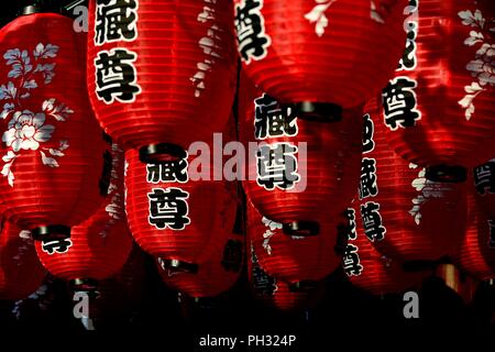 Rosso cinese lanterne pensili per celebrare la fame fantasma e metà autunno Festival in Chinatown di Singapore Foto Stock