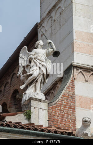 Angelo tenendo una tromba sulla facciata del duomo di Cremona, Lombardia, Italia Foto Stock