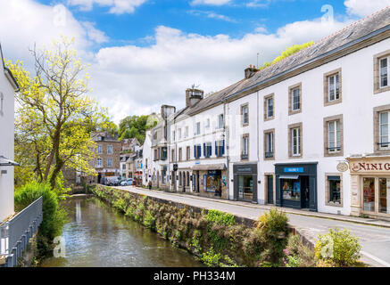 Negozi lungo il fiume Aven, Pont-Aven, Finisterre, Bretagna Francia Foto Stock