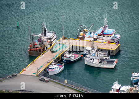 Vista aerea di barche da pesca ormeggiate presso un molo. Foto Stock