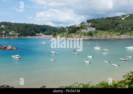 Imbarcazioni da diporto in Salcombe estuario su un caldo e soleggiato tardo pomeriggio estivo Foto Stock