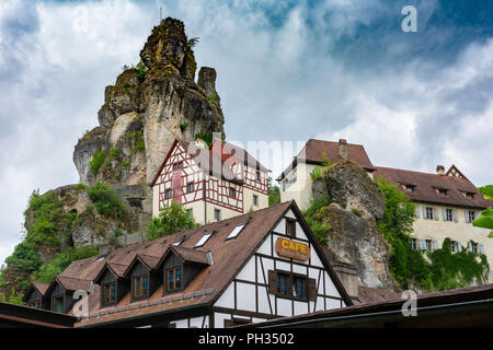 TUECHERSFELD, Germania - 19 giugno: Svizzera Francone paesaggio con il villaggio storico Tuechersfeld, Germania il 19 giugno 2018. Foto Stock