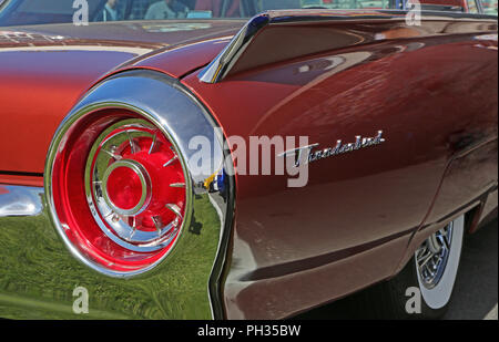 CONCORD, NC - Aprile 8, 2017: UN 1963 Ford Thunderbird automobile sul display in Pennzoil AutoFair classic car show tenutosi a Charlotte Motor Speedway Foto Stock