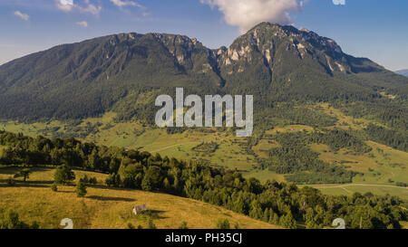 Paesaggio di montagna in Piatra Craiului Mountains, Romania Foto Stock