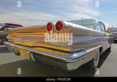 CONCORD, NC - Aprile 8, 2017: UN 1960 Pontiac automobile sul display in Pennzoil AutoFair classic car show tenutosi a Charlotte Motor Speedway. Foto Stock