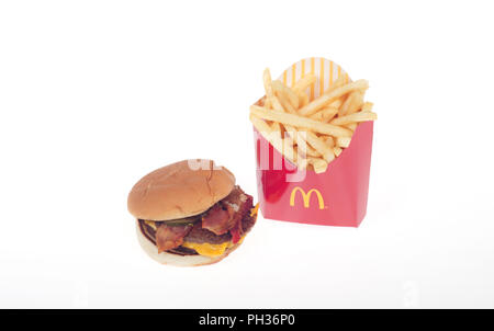 McDonald's Bacon McDouble cheeseburger con un mezzo di patatine fritte Foto Stock