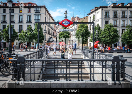 Ingresso alla Metro Madrid sistema di metropolitana. Metro Madrid è grande il trasporto pubblico per gli spostamenti in città. Esso ha molte stazioni e linee. Opera centra Foto Stock