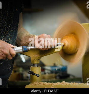 Tornitura ciotole di legno su un tornio Foto Stock