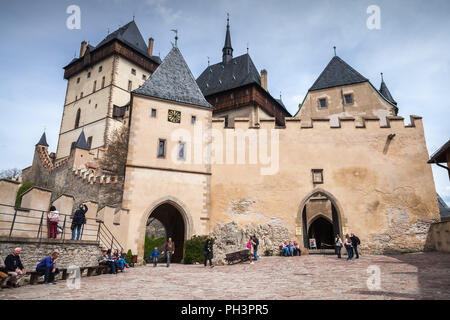 Karlstejn, Repubblica Ceca - 3 Maggio 2017: i turisti sono vicino castello di Karlstejn nella giornata di primavera Foto Stock