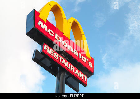 Ayia Napa, Cipro - 13 Giugno 2018: Mc Donalds ristorante logotipo firmare sotto il cielo blu Foto Stock