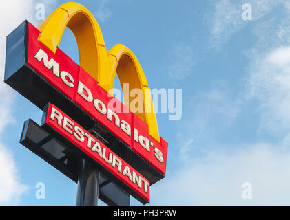 Ayia Napa, Cipro - 13 Giugno 2018: Mc Donalds ristorante logotipo sotto il segno blu cielo nuvoloso Foto Stock