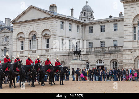 London, Regno Unito - 29 Ottobre 2017: montate le protezioni e i turisti in prossimità delle Guardie a Cavallo di Whitehall a Londra Foto Stock