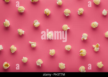 Il popcorn su un sfondo rosa Foto Stock