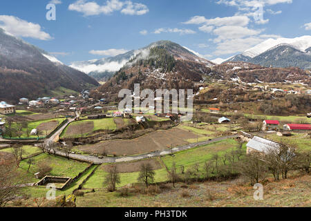 Villaggio nelle montagne del Caucaso, Georgia. Foto Stock