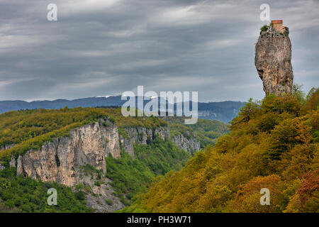 Katskhi pilastro con un monaco della cella in cima, in Georgia. Foto Stock