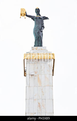 Statua di Medea in Piazza d'Europa che rappresenta Medea, moglie di Jason nella mitologia greca, che tiene il vello d'oro, a Batumi, Georgia Foto Stock