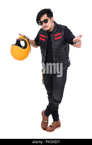 Ritratto biker Man In Black Leather Jacket holding casco isolati su sfondo bianco Foto Stock