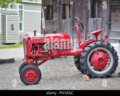 Red Farmall Cub trattore su una fattoria Foto Stock