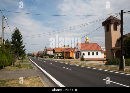 La Slovenské Nové Mesto, Slovacchia. 24 Agosto, 2018. Le chiese moderne e le case di un villaggio sul lato slovacco di confine con l'Ungheria. Foto Stock
