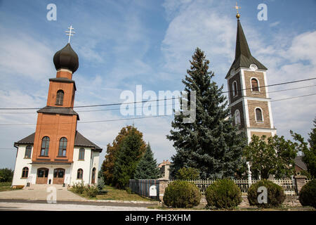 Borša, Slovacchia. 24 Agosto, 2018. Un Greco Cattolica e Chiesa cattolica romana nel villaggio di Borša. Foto Stock