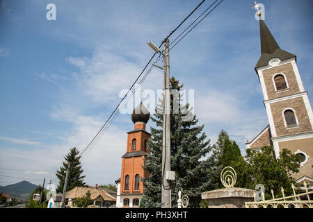 Borša, Slovacchia. 24 Agosto, 2018. Un Greco Cattolica e Chiesa cattolica romana nel villaggio di Borša. Foto Stock